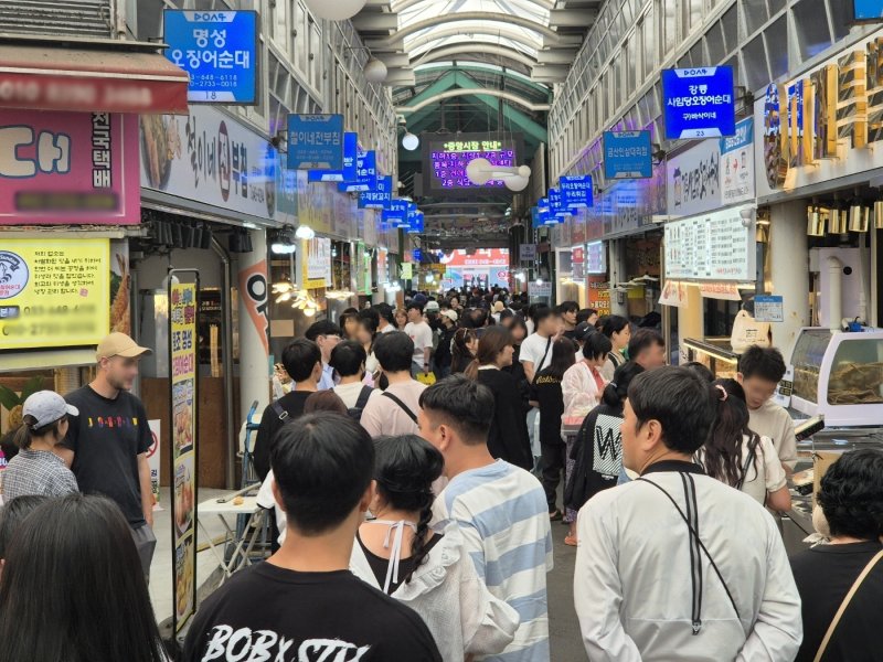 휴일인 18일 강원 강릉 대표 전통시장인 강릉 중앙·성남시장이 나들이객들로 북적이고 있다. 2025.5.18/뉴스1