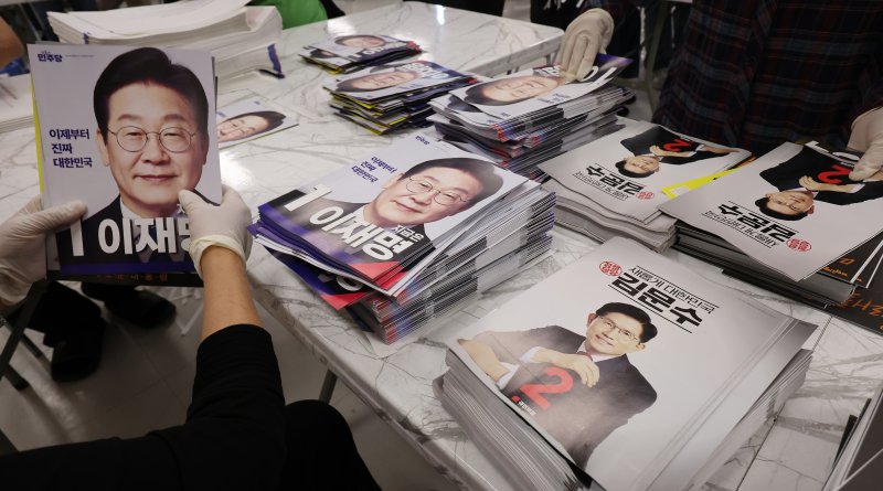 제21대 대통령선거를 앞두고 있는 18일 오전 서울 동대문구 청량리동 주민센터에서 관계자들이 유권자들에게 발송할 책자형 선거공보물을 정리하고 있다. 2025.5.18/뉴스1 ⓒ News1 장수영 기자