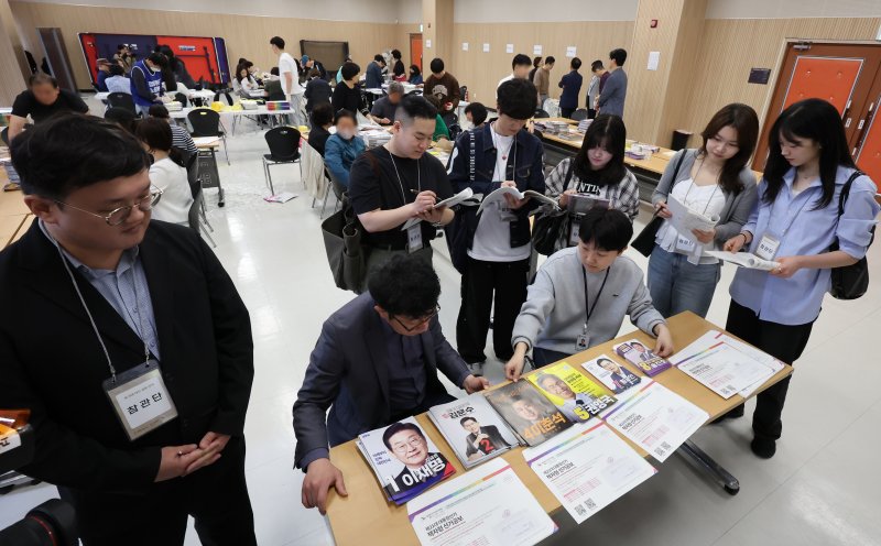 제21대 대통령선거를 앞두고 공정선거 참관단이 18일 오전 서울 동대문구 청량리동 주민센터에서 서울시선관위 관계자들의 선거공보물 정리 모습을 참관하고 있다. 2025.5.18/뉴스1 ⓒ News1 장수영 기자