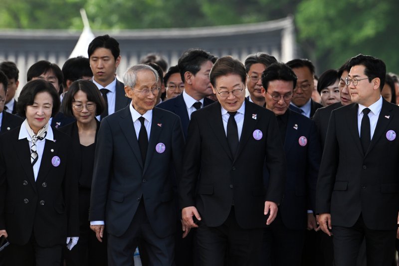 더불어민주당 추미애 공동선대위원장(앞줄 왼쪽부터), 윤여준 상임총괄선대위원장, 1xbet 후기 대통령 후보, 박찬대 대표 직무대행 겸 원내대표가 18일 제45주년 5·18 민주화운동 기념식이 열리는 18일 광주 북구 운정동 국립 5·18민주묘지로 입장하고 있다. 2025.5.18/뉴스1 ⓒ News1 김태성 기자