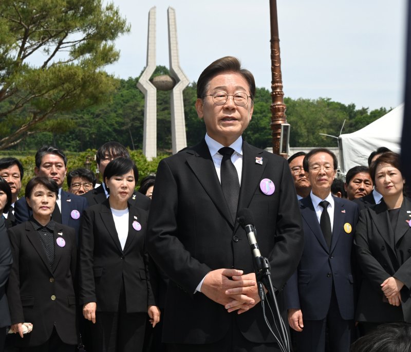 이재명 더불어민주당 대통령 후보가 18일 광주 북구 국립5·18민주묘지에서 열린 '제45주기 5·18 민주화운동기념식'에 참석한 뒤 취재진의 질의에 답하고 있다. 국회사진취재단 /사진=뉴스1