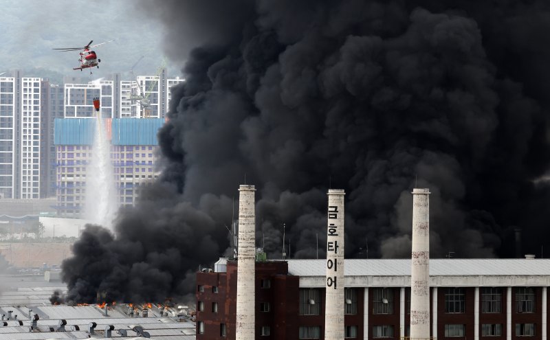 17일 오전 7시 11분 광주 광산구 소촌동 금호타이어 광장공장에서 화재가 발생해 소방당국이 진화 작업을 하고 있다 2025.5.17/뉴스1 ⓒ News1 김태성 기자