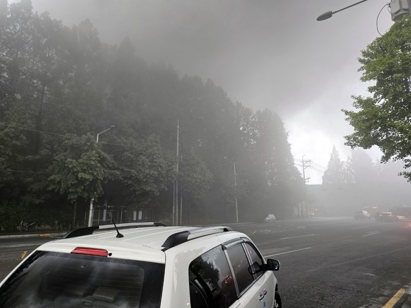 17일 오전 광주 광산구 소촌동 금호타이어 광장공장에서 화재가 발생해 일대에 검은 연기가 뒤덮고 있다. 2025.5.17/뉴스1 ⓒ News1 최성국 기자