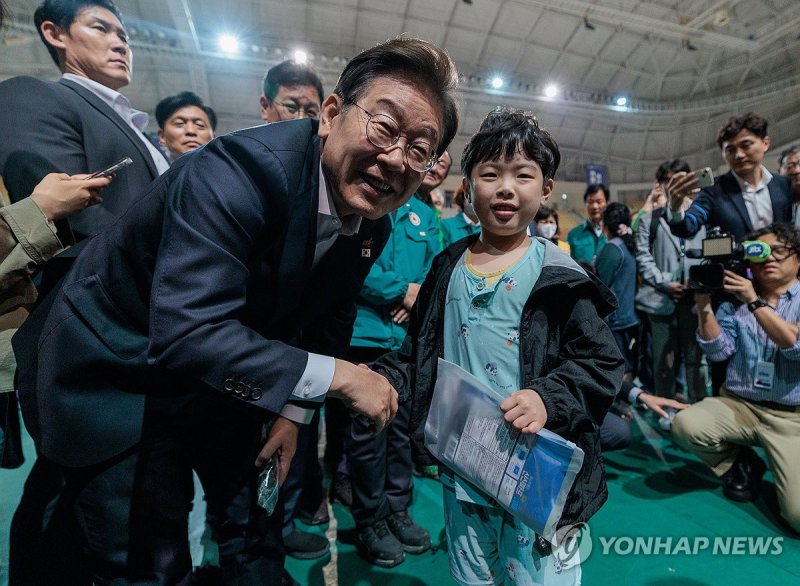 금호타이어 화재 대피소 찾은 이재명 대선후보 (출처=연합뉴스)