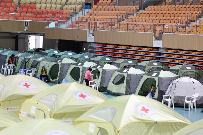 전날 발생한 금호타이어 광주공장 화재가 이튿날인 18일에도 이어지는 가운데 광주 남구 광주여대 체육관에 마련된 피해 주민을 위한 대피소에서 주민들이 쉬고 있다. 2025.5.18/뉴스1 ⓒ News1 박지현 기자