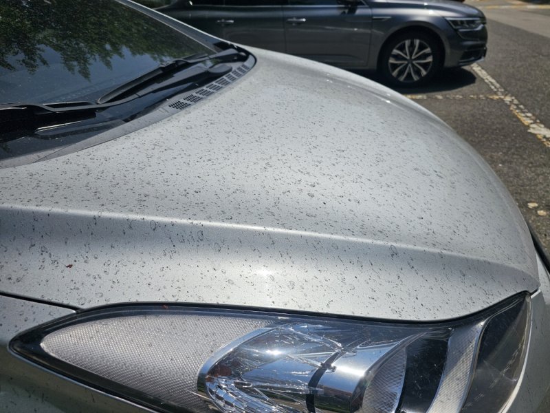 18일 오후 금호타이어 광주공장 인근에 주차된 승용차 본네트가 고무 분진으로 뒤덮여 있다. 2025.5.18/뉴스1 ⓒ News1 최성국 기자