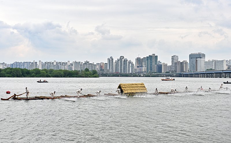 18일 서울 반포대교 인근에서 열린 ‘차 없는 잠수교 뚜벅뚜벅 축제’에 정선 전통 뗏목 시연이 진행되고 있다.(사진=정선군 제공) *재판매 및 DB 금지