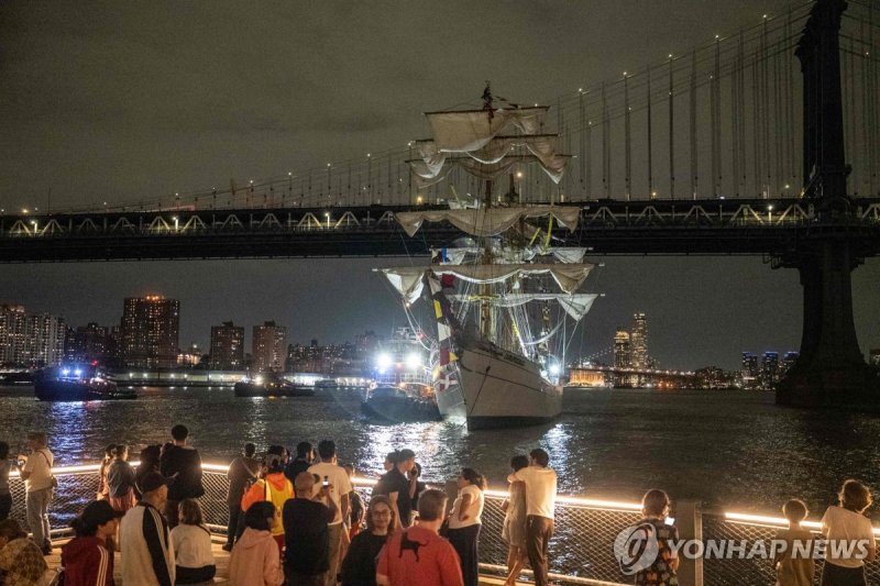 17일(현지시간) 미국 뉴욕 브루클린브리지와 부딪힌 멕시코 해군 훈련함 (출처=연합뉴스)