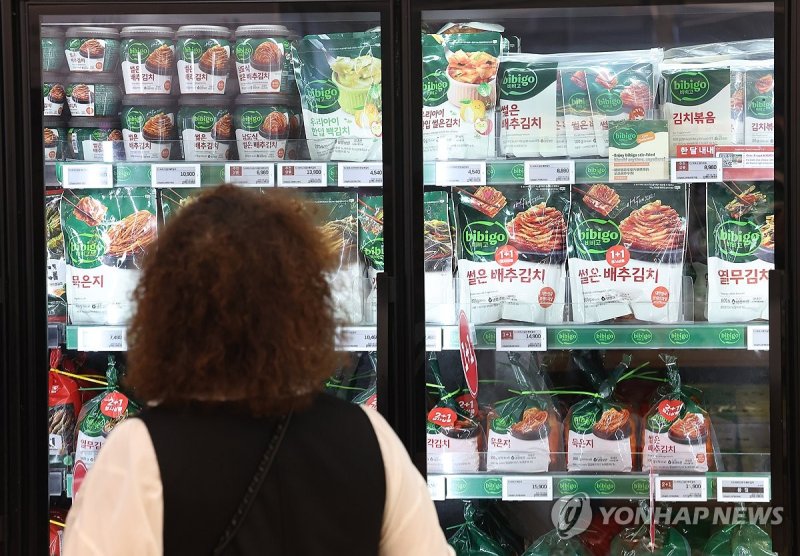 배추 가격 따라 인상된 김치 가격 (출처=연합뉴스)