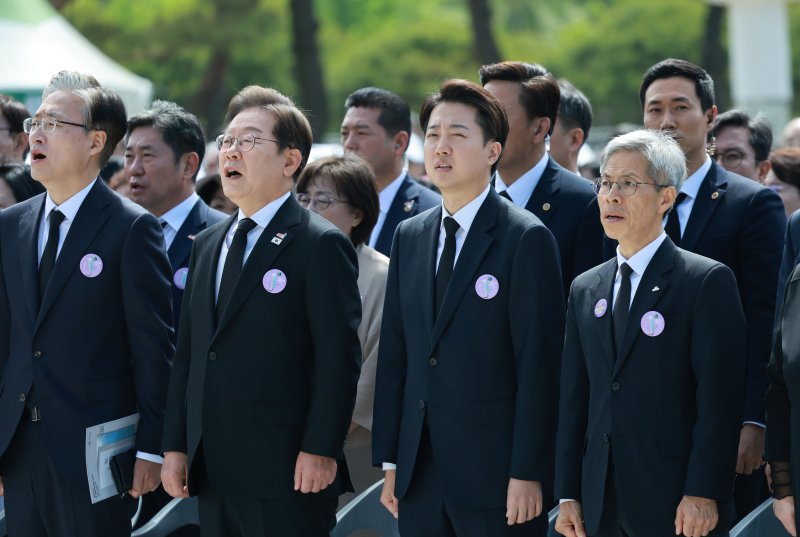 이재명 더불어민주당 바카라 바카라(앞줄 왼쪽 두번째부터), 이준석 개혁신당 바카라 바카라, 권영국 민주노동당 바카라 바카라가 18일 광주 북구 국립5·18민주묘지에서 열린 5·18민주화운동 45주년 기념식에 참석했다. 앞줄 왼쪽 첫번째는 김형두 헌법재판소장 권한대행. 연합뉴스