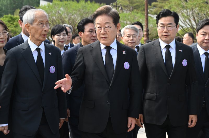 이재명 더불어민주당 대통령 후보가 18일 광주 북구 국립5·18민주묘지에서 열린 '제45주기 5·18 민주화운동기념식'에 참석하고 있다. 왼쪽부터 윤여준 상임총괄선대위원장, 이 후보, 박찬대 대표 직무대행 겸 원내대표. 2025.5.18/뉴스1 ⓒ News1 국회사진취재단