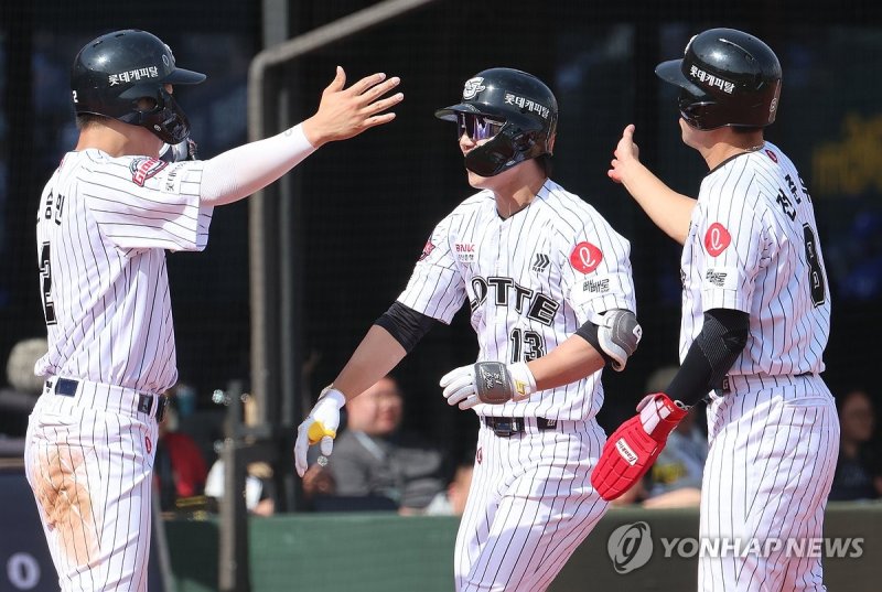 KBO리그, 1200만 관중 시대 열릴까… 한화·롯데 약진에 팬심 '활활'