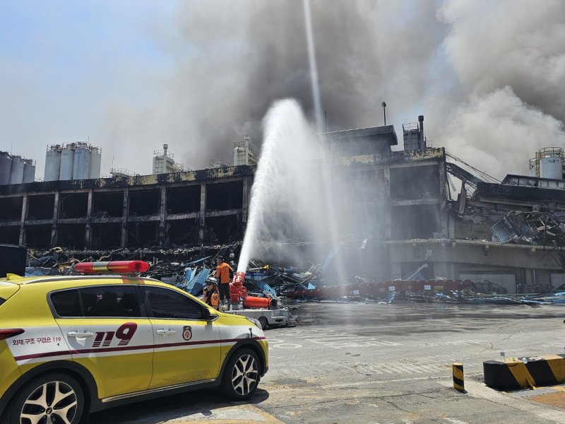 18일 오후 광주 광산구 금호타이어 광주공장에서 소방대원들이 대형 펌프를 동원해 연기가 피어오르는 화재 현장에 물을 뿌리고 있다. 2025.5.18/뉴스1 ⓒ News1 최성국 기자