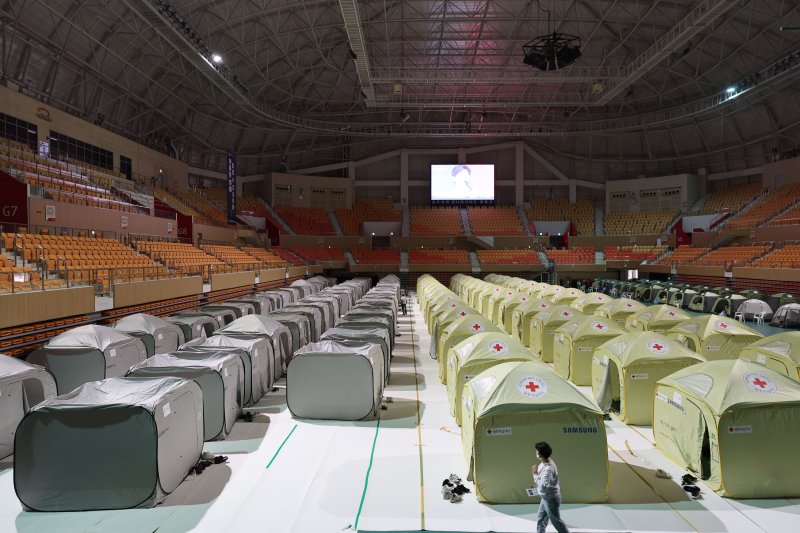 전날 발생한 금호타이어 광주공장 화재가 이튿날인 18일에도 이어지는 가운데 광주 남구 광주여대 체육관에 마련된 피해 주민을 위한 대피소에서 주민들이 쉬고 있다. 2025.5.18/뉴스1 ⓒ News1 박지현 기자