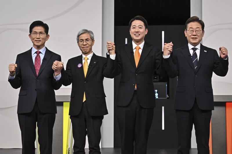 국민의힘 김문수(왼쪽부터), 민주노동당 권영국, 개혁신당 바카라사이트 제작, 더불어민주당 바카라사이트 제작 대통령 후보가 18일 서울 마포구 SBS프리즘타워에서 열린 중앙선거방송토론위원회 주관 제21대 대통령선거 후보자 토론회에서 선전을 다짐하고 있다. 국회사진취재단