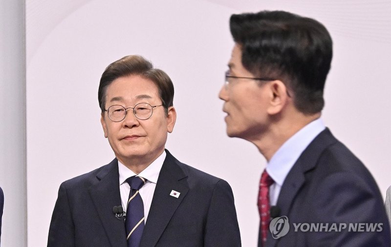 '대북송금' 공방 벌인 김문수-이재명..."모를 수가 있나" vs "억지 기소"