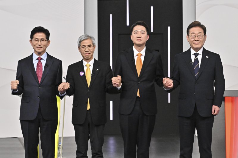 국민의힘 김문수, 민주노동당 권영국, 개혁신당 이준석, 더불어민주당 이재명 대통령 후보(왼쪽부터)가 지난 18일 서울 마포구 SBS프리즘타워에서 중앙선거방송토론위원회 주관 제21대 대통령선거 후보자 토론회 기념 촬영을 하고 있다. 사진=뉴스1