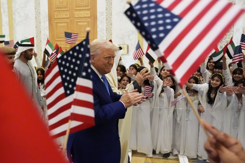 [아부다비=AP/뉴시스] 중동을 순방 중인 도널드 트럼프 미국 대통령이 15일(현지 시간) 아랍에미리트(UAE) 아부다비의 카스르 알 와탄궁에 도착하고 있다. 2025.05.16.