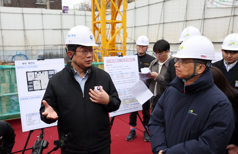 [서울=뉴시스] 홍효식 기자 = 박상우 국토교통부 장관이 지난 3월5일 서울 은평구 응암동 소재 신축매입임대 주택공급 현장을 방문해 이한준 한국토지주택공사(LH) 사장과 대화하고 있다.이날 방문한 주택은 신혼부부 및 신생아 가구를 대상으로 공급할 예정이며, 20층 높이로 아파트 60가구에 오피스텔 12호로 지어진다. 시세 대비 저렴한 임대료로 6년 간 살아보고 분양여부를 선택할 수 있다. 2025.05.19. yesphoto@newsis.com