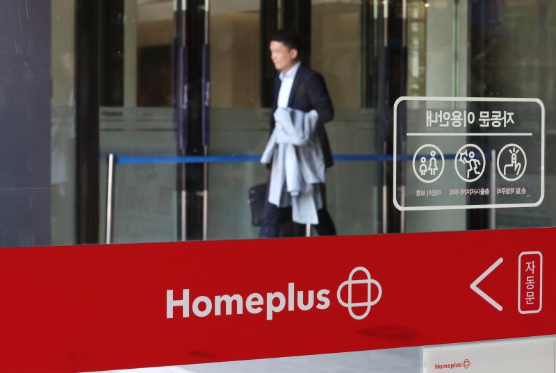 서울 강서구 홈플러스 본사에서 직원들이 출입구를 드나들고 있다. 2025.4.28/뉴스1 ⓒ News1 장수영 기자