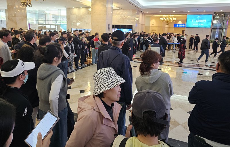 '규제천국'이라는 비아냥을 듣는 강원랜드 카지노 입구 모습. 매일 오전10시에 펼쳐지는 입장전쟁은 전 세계 카지노 가운데 유일하다.(사진=뉴시스) *재판매 및 DB 금지