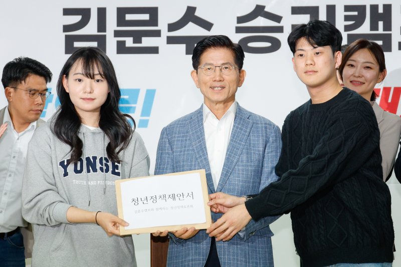 김문수 국민의힘 대선 경선 후보가 2일 서울 여의도 캠프에서 청년들로부터 ‘결혼·출산·육아’, ‘일자리와 경제’ 등 16개 청년정책 제안서를 전달받고 있다. 2025.5.2/뉴스1 ⓒ News1 안은나 기자