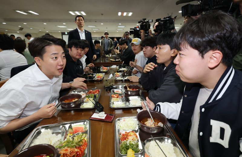 이준석 개혁신당 대통령 후보가 16일 충남 단국대학교 천안캠퍼스 학생식당에서 '학식먹자 이준석'을 진행하고 있다. 2025.5.16/뉴스1 ⓒ News1 김기태 기자
