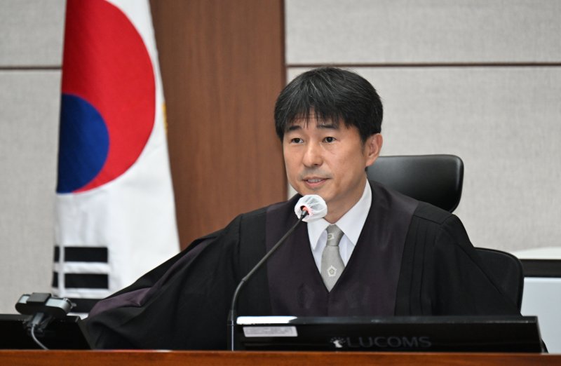 지귀연 부장판사가 21일 서울 서초동 서울중앙지법에서 열린 내란 우두머리 혐의 형사재판 2번째 공판에서 취재진의 퇴장 관련 발언하고 있다. 2025.4.21/뉴스1 ⓒ News1 사진공동취재단