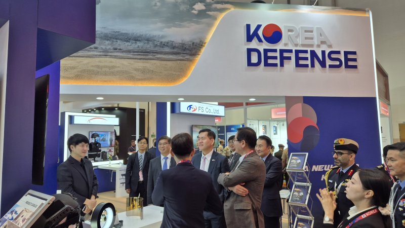 방위사업청은 17일부터 오는 21일까지 아랍에미리트(UAE) 아부다비에서 개최되는 ‘IDEX 2025’에서 해외 방산전시회 최초로 정부홍보관과 중소기업관을 통합한 ‘통합한국관’을 운영한다. 사진은 17일(현지시간) IDEX 2025 방산전시회 '통합한국관' 모습. (방위사업청 제공. 재판매 및 DB 금지) 2025.2.17/뉴스1