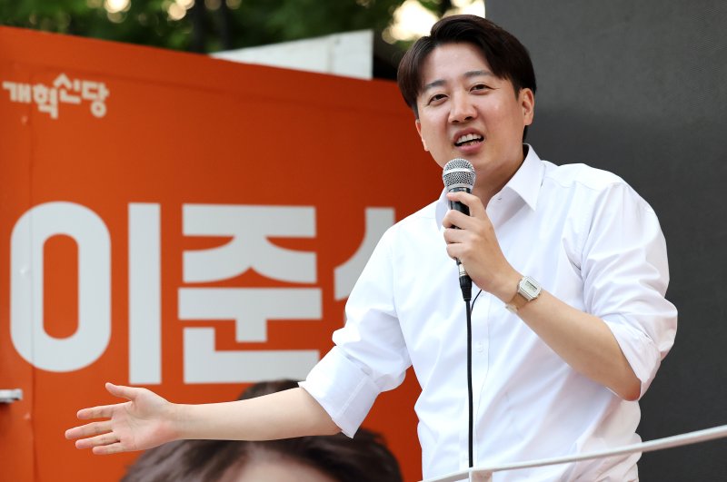 [대구=뉴시스] 이무열 기자 = 이준석 개혁신당 대선 후보가 지난 13일 대구 중구 2.28기념중앙공원에서 열린 집중유세에서 지지를 호소하고 있다. 2025.05.13. lmy@newsis.com