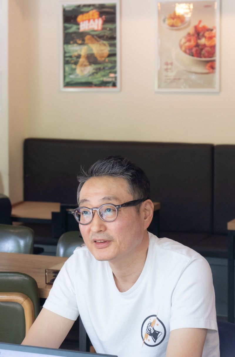 강동윤 점주가 지난 14일 바른치킨 서강대 로봇점에서 인터뷰를 하고 있다.(바른치킨 제공)
