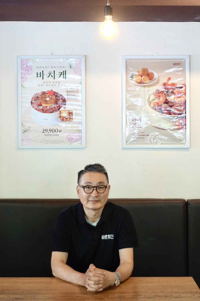 강동윤 점주가 지난 14일 바른치킨 서강대 로봇점에서 포즈를 취하고 있다.(바른치킨 제공)