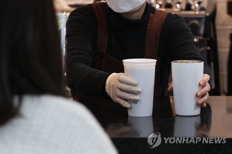 '음료는 일회용 말고 다회용컵에' *기사와 관련이 없는 자료사진입니다. (출처=연합뉴스)