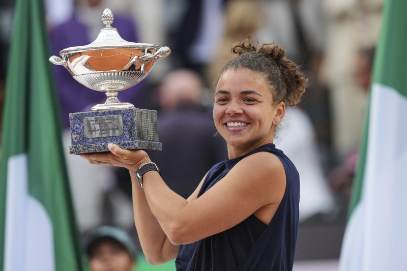 [로마=AP/뉴시스] 자스민 파올리니(이탈리아)가 지난 17일(현지 시간) 이탈리아 로마에서 열린 여자프로테니스(WTA) 투어 BNL 이탈리아 인터내셔널 단식 결승에서 코코 고프(미국)를 꺾고 우승한 뒤 트로피를 들고 미소를 짓고 있다. 2025.05.17