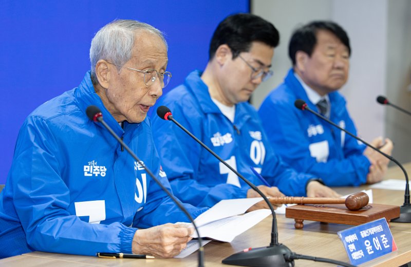 윤여준 "국힘, 尹 앞에 세우고 무릎 꿇고 역사 앞에 사죄해야"