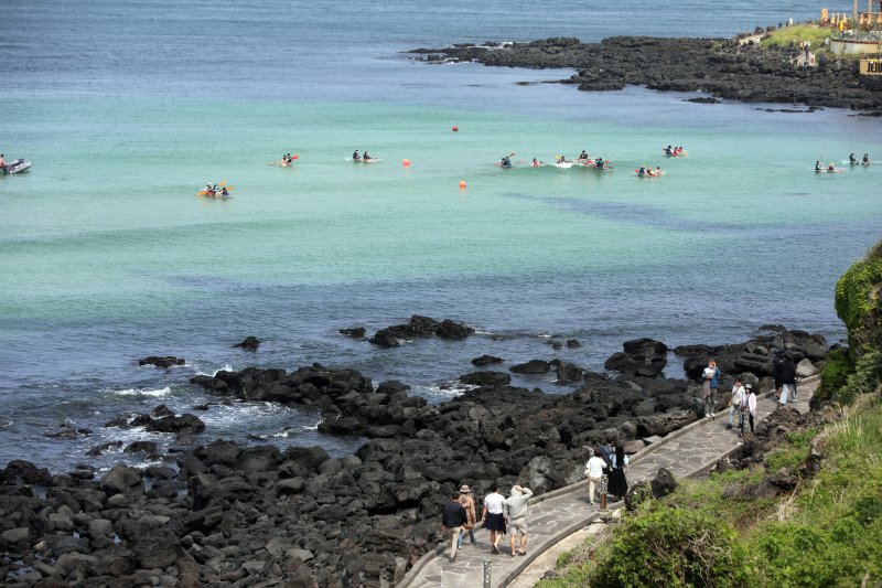 제주시 애월읍 한담 해변에서 관광객들이 카약 타기와 산책을 즐기고 있다.2022.5.7/뉴스1 ⓒ News1 고동명 기자
