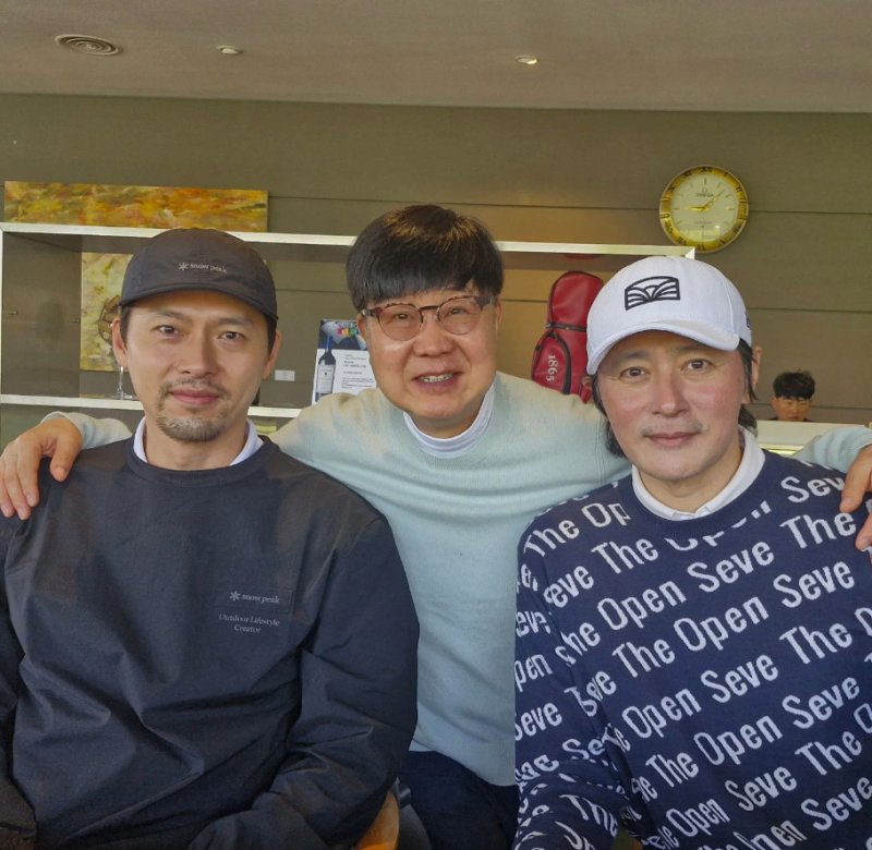 수염 기른 현빈·얼굴 빨간 장동건…절친의 근황 [N샷]