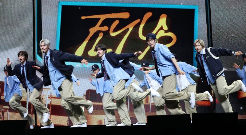 라이즈(RIIZE)가 19일 오전 서울 용산구 블루스퀘어에서 가진 첫 정규 앨범 '오디세이(ODYSSEY)' 발매 기념 쇼케이스에서 타이틀 곡 'Fly Up'(플라이 업)을 선보이고 있다, 2025.5.19/뉴스1 ⓒ News1 권현진 기자