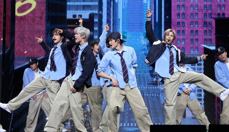 라이즈(RIIZE)가 19일 오전 서울 용산구 블루스퀘어에서 가진 첫 정규 앨범 '오디세이(ODYSSEY)' 발매 기념 쇼케이스에서 타이틀 곡 'Fly Up'(플라이 업)을 선보이고 있다, 2025.5.19/뉴스1 ⓒ News1 권현진 기자