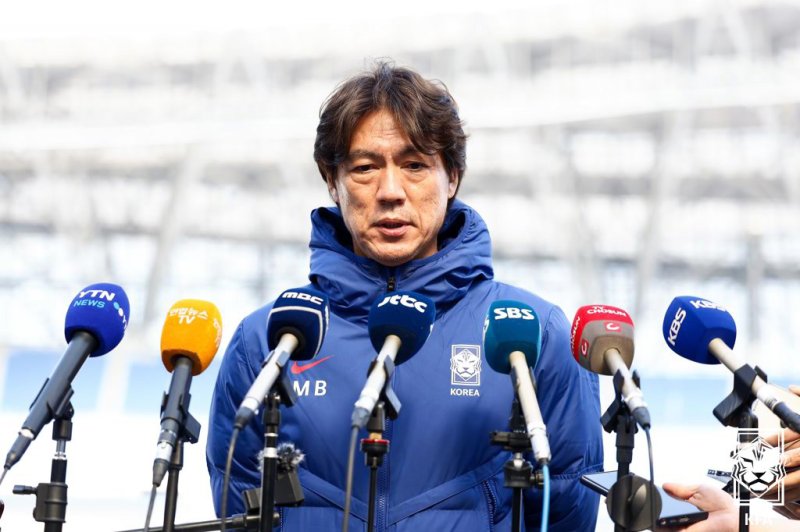 [서울=뉴시스] 이영환 기자 = 홍명보 축구대표팀 감독이 22일 용인미르스타디움에서 요르단과의 경기를 앞두고 진행되는 훈련에 앞서 취재진과 인터뷰를 하고 있다. (사진=대한축구협회 제공) 2025.03.22. photo@newsis.com *재판매 및 DB 금지