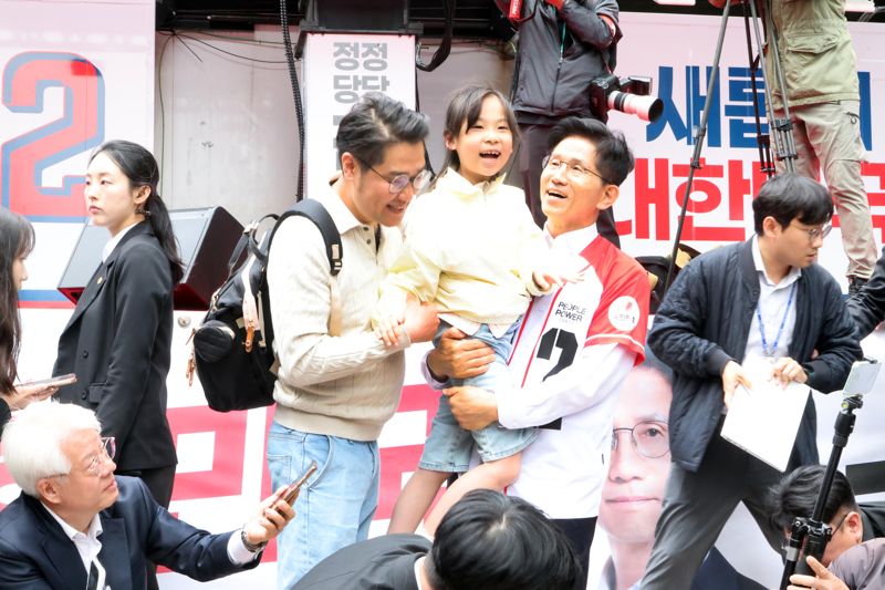 김문수 국민의힘 대통령 해외 바카라사이트가 19일 오전 서울 중구 청계광장 소라탑 앞에서 '청년이 바라는 대한민국' 정책 공약 발표를 마치고 한 참가자와 기념사진을 찍고 있다. 사진=박범준 기자