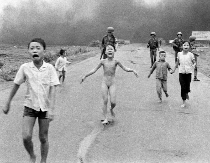 겁에 질려 알몸으로 달리는 소녀..세계서 가장 유명한 '전쟁사진' 원작자 논란