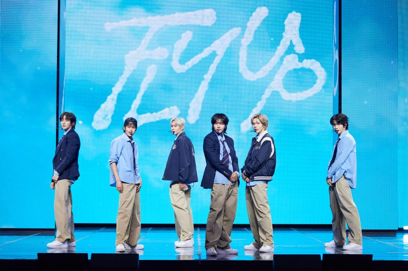 라이즈, 역경 딛고 다시 '플라이 업' "2025년 상징하는 팀 되고파"