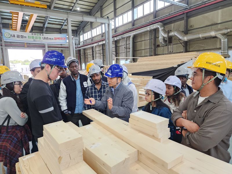 GS건설 자이가이스트 찾은 외국 공무원들…'모듈러 주택' 기술 견학