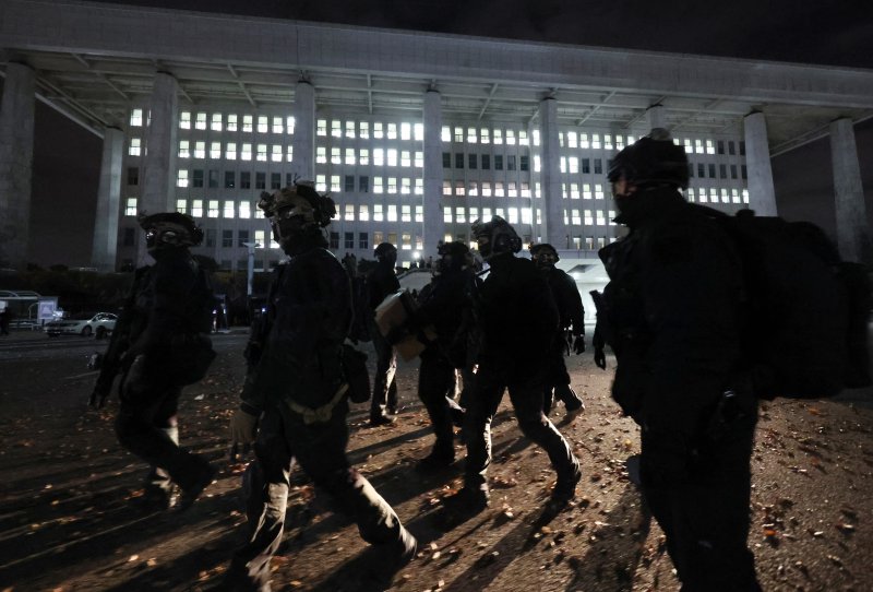 [서울=뉴시스] 윤석열 대통령이 긴급 대국민 담화를 통해 비상계엄령을 발표한 가운데 지난해 12월 4일 서울 여의도 국회에서 계엄군이 외부로 이동하고 있다. (사진=뉴시스DB). 2025.05.19. photo@newsis.com