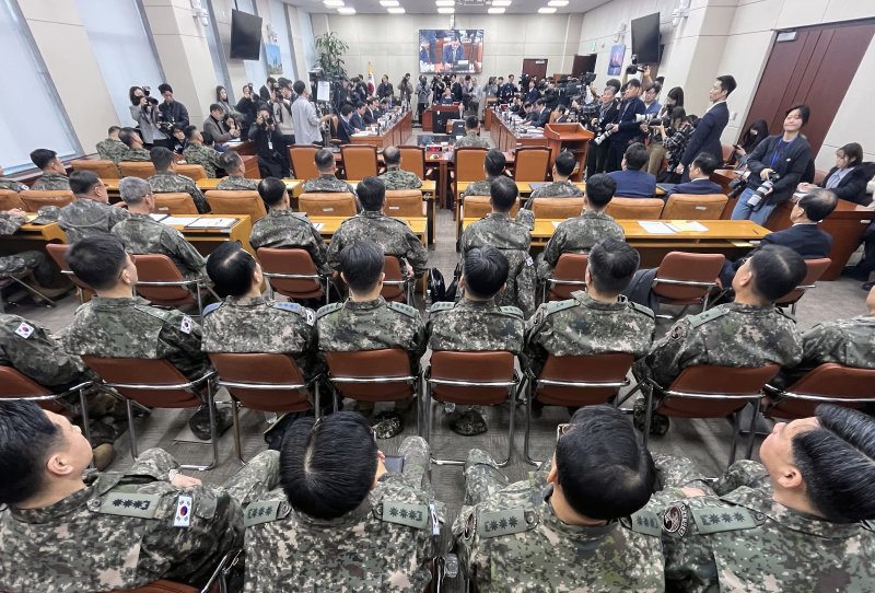 [서울=뉴시스] 계엄 해제 직후인 지난해 12월 10일 오전 서울 여의도 국회에서 열린 국방위원회의 긴급 현안질의에 박안수 육군참모총장 등 군 관계자들이 출석해 자리하고 있다. (사진=뉴시스DB). 2025.05.19. photo@newsis.com