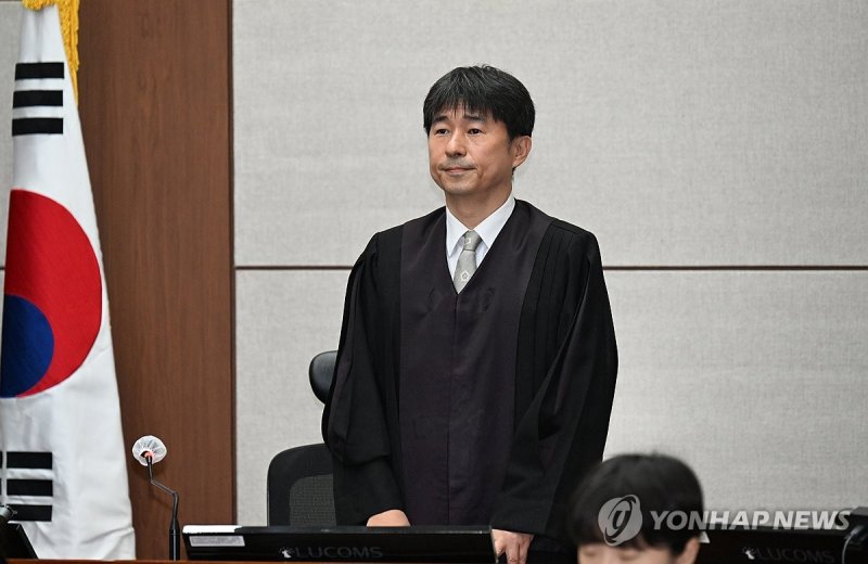 인사하는 지귀연 부장판사 (출처=연합뉴스)