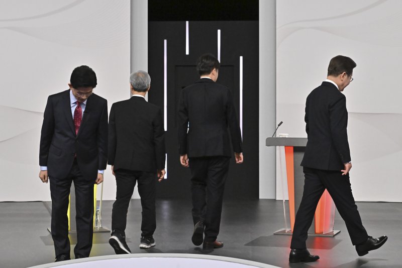 국민의힘 김문수(왼쪽부터), 민주노동당 권영국, 개혁신당 이준석, 더불어민주당 이재명 대통령 후보가 지난 18일 서울 마포구 SBS프리즘타워에서 중앙선거방송토론위원회 주관 제21대 대통령선거 후보자 토론회 기념 촬영을 마친 후 자리로 향하고 있다. 뉴스1