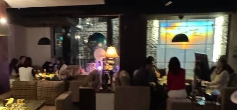 [서울=뉴시스] 더불어민주당이 19일 공개한 지귀연 서울중앙지법 부장판사의 '룸살롱 술접대 의혹' 사진. <민주당 제공> 2025.05.19. photo@newsis.com *재판매 및 DB 금지