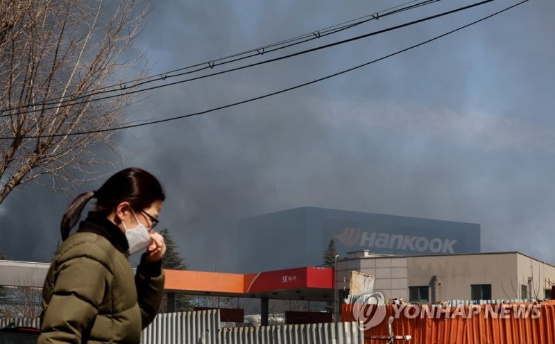 연기 뒤덮인 한국타이어 대전공장 화재 (출처=연합뉴스)